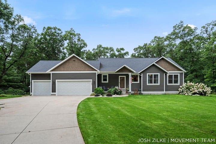 3105 Jamestown Lane, Fruitport, MI 49415