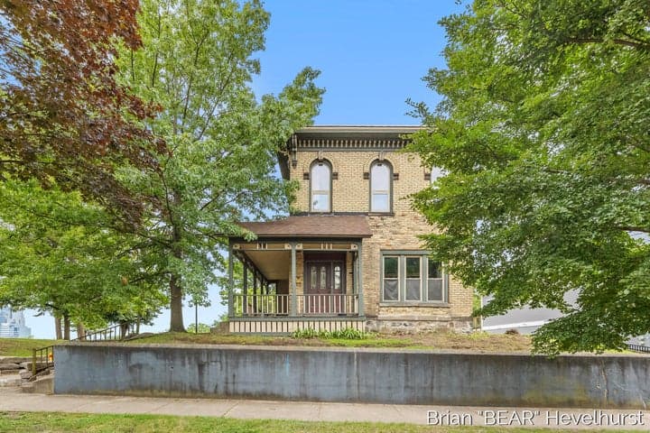 827 Fairview Avenue NE, Grand Rapids, MI 49503