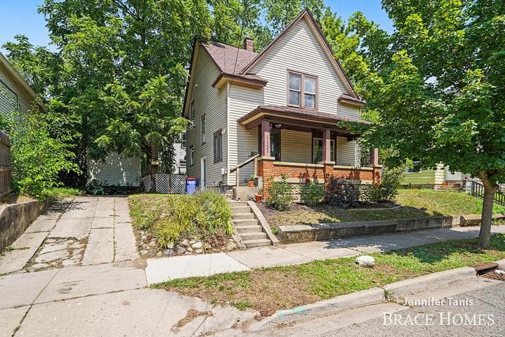 1121 Baxter Street SE, Grand Rapids, MI 49506