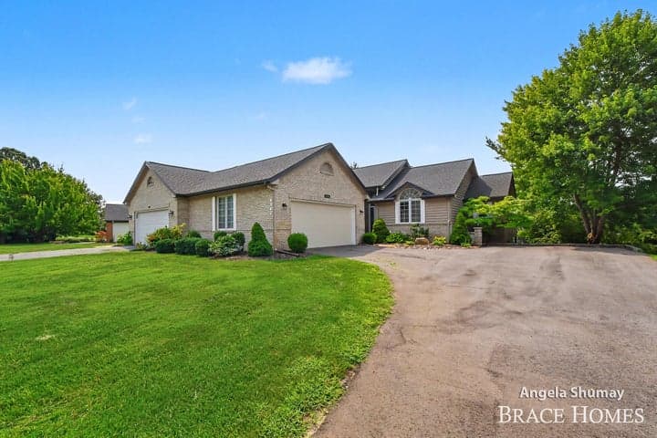 4942 N Quail Crest Drive SE, Grand Rapids, MI 49546
