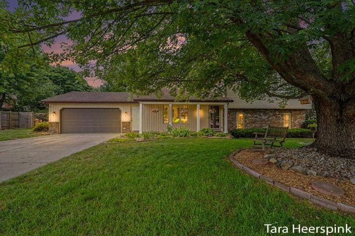 2078 Fernwood Drive, Jenison, MI 49428
