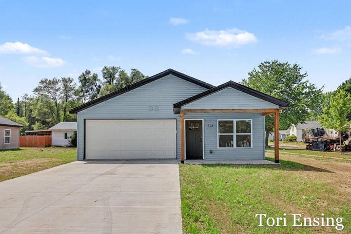 725 N Burgess Street, Greenville, MI 48838