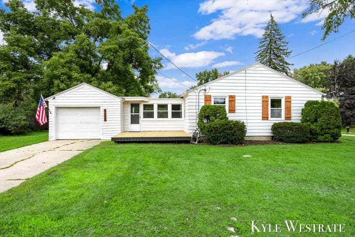 4205 Hillsdale Avenue NE, Grand Rapids, MI 49525