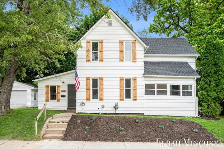 801 Coldbrook Street NE, Grand Rapids, MI 49503
