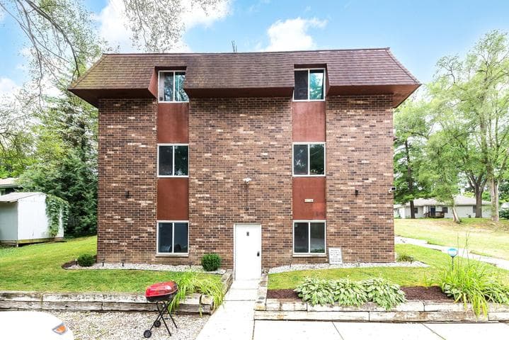 9275 Brookside Drive H, Whitmore Lake, MI 48189