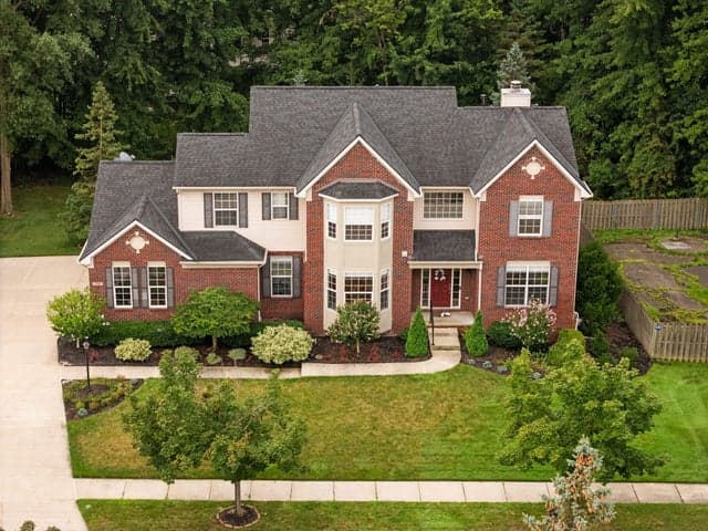 1338 Coach House Lane, South Lyon, MI 48178