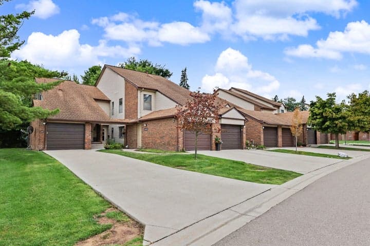 6600 Ridgefield Circle, West Bloomfield, MI 48322