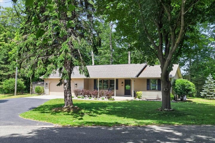70070 2nd Avenue, South Haven, MI 49090