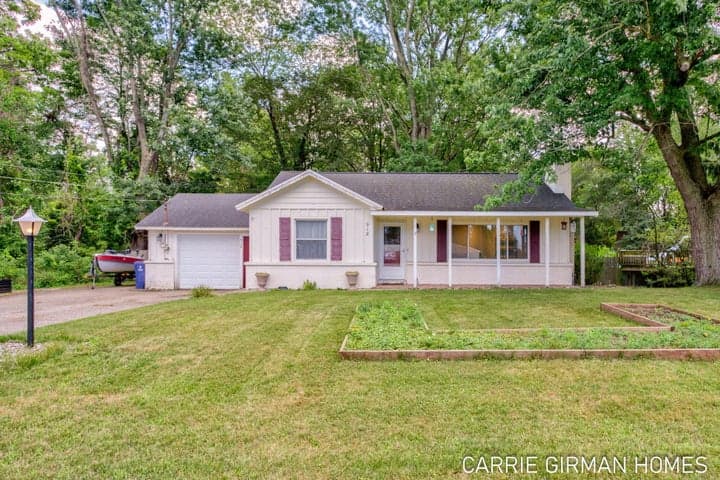 918 Paw Paw Drive, Holland, MI 49423