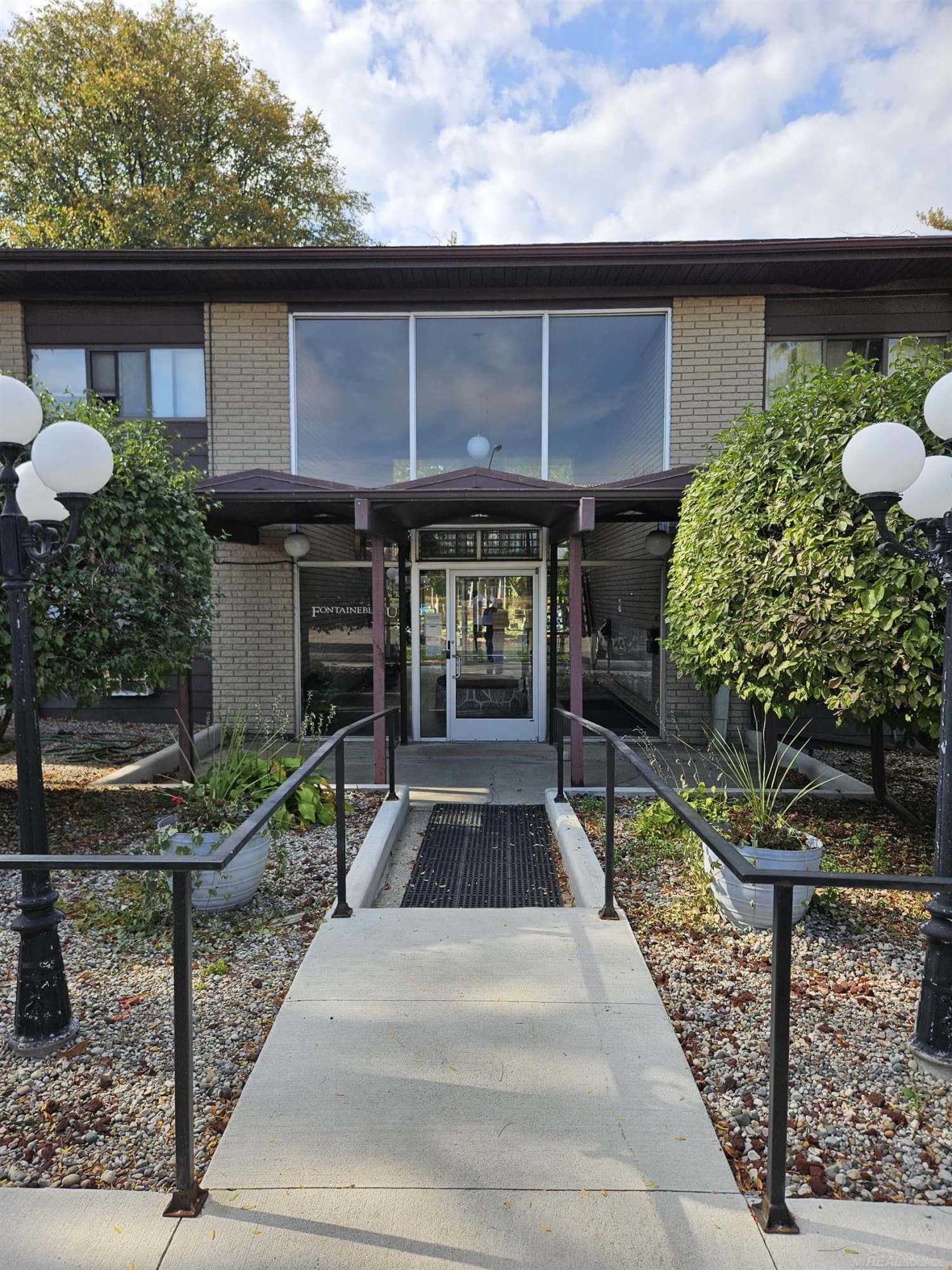 995 N Cass Lake Road, 221, Waterford, MI 48328