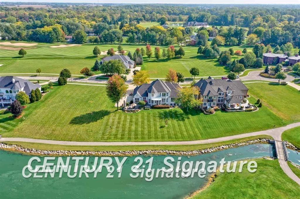 17 E Grove Court, Freeland, MI 48623