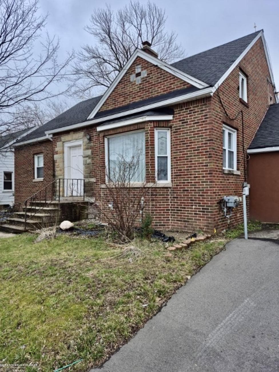 2044 E Bristol Road, Burton, MI 48529