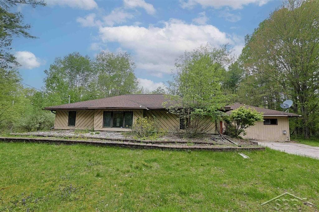 1156 S Alamando Road, Shepherd, MI 48883