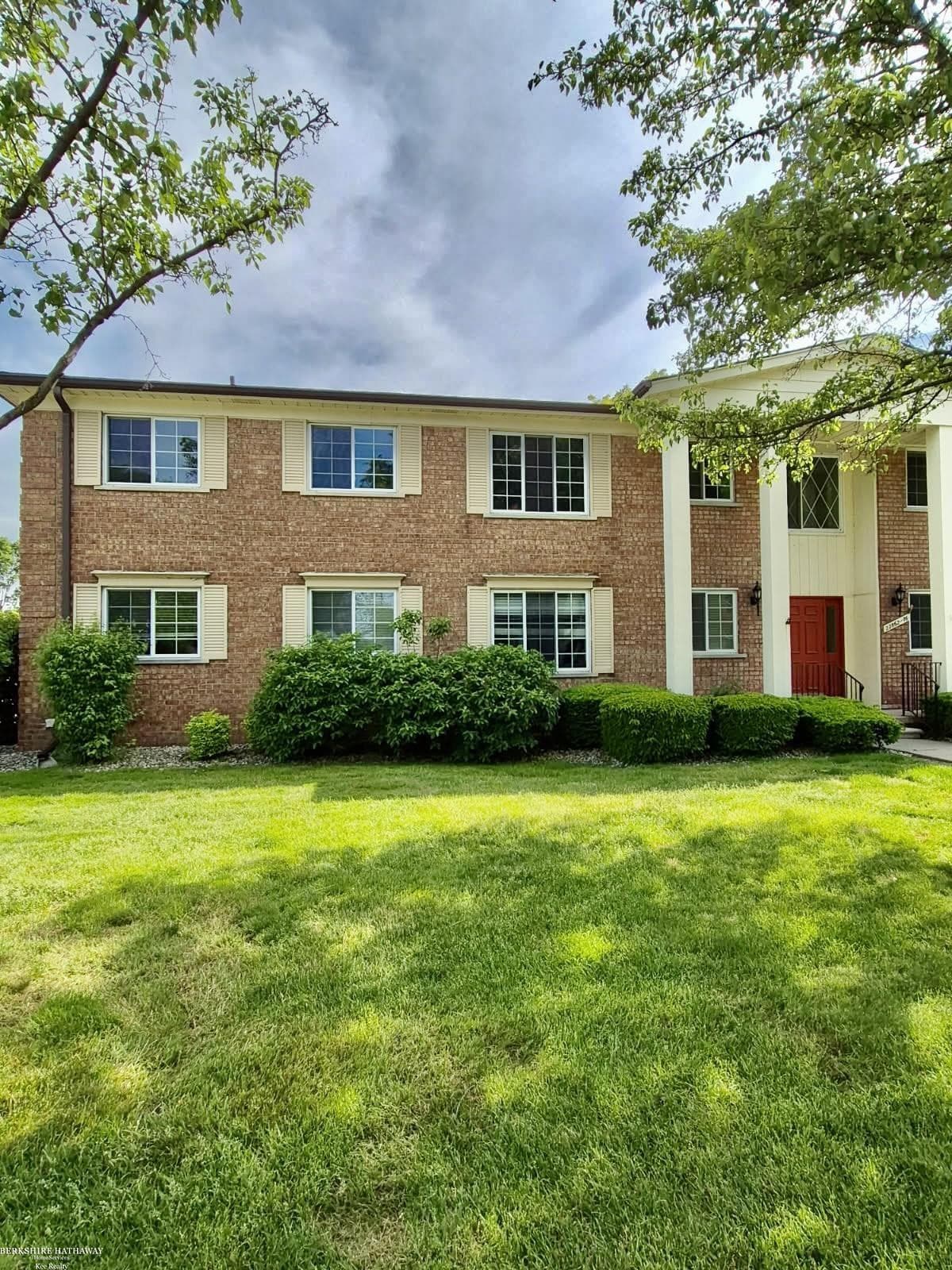 22870 E 9 Mile Road, Saint Clair Shores, MI 48080