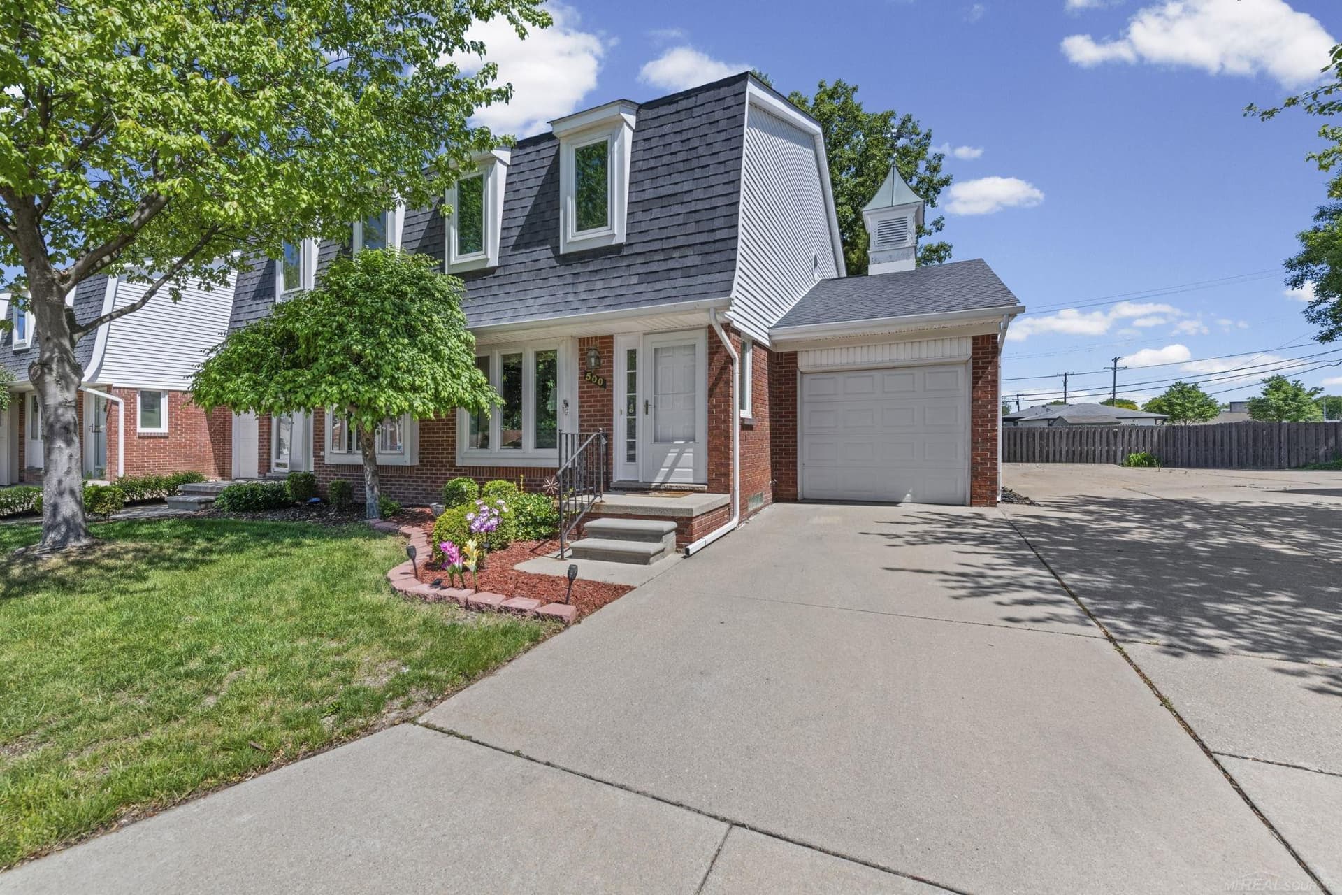500 Pineview Court, Saint Clair Shores, MI 48081