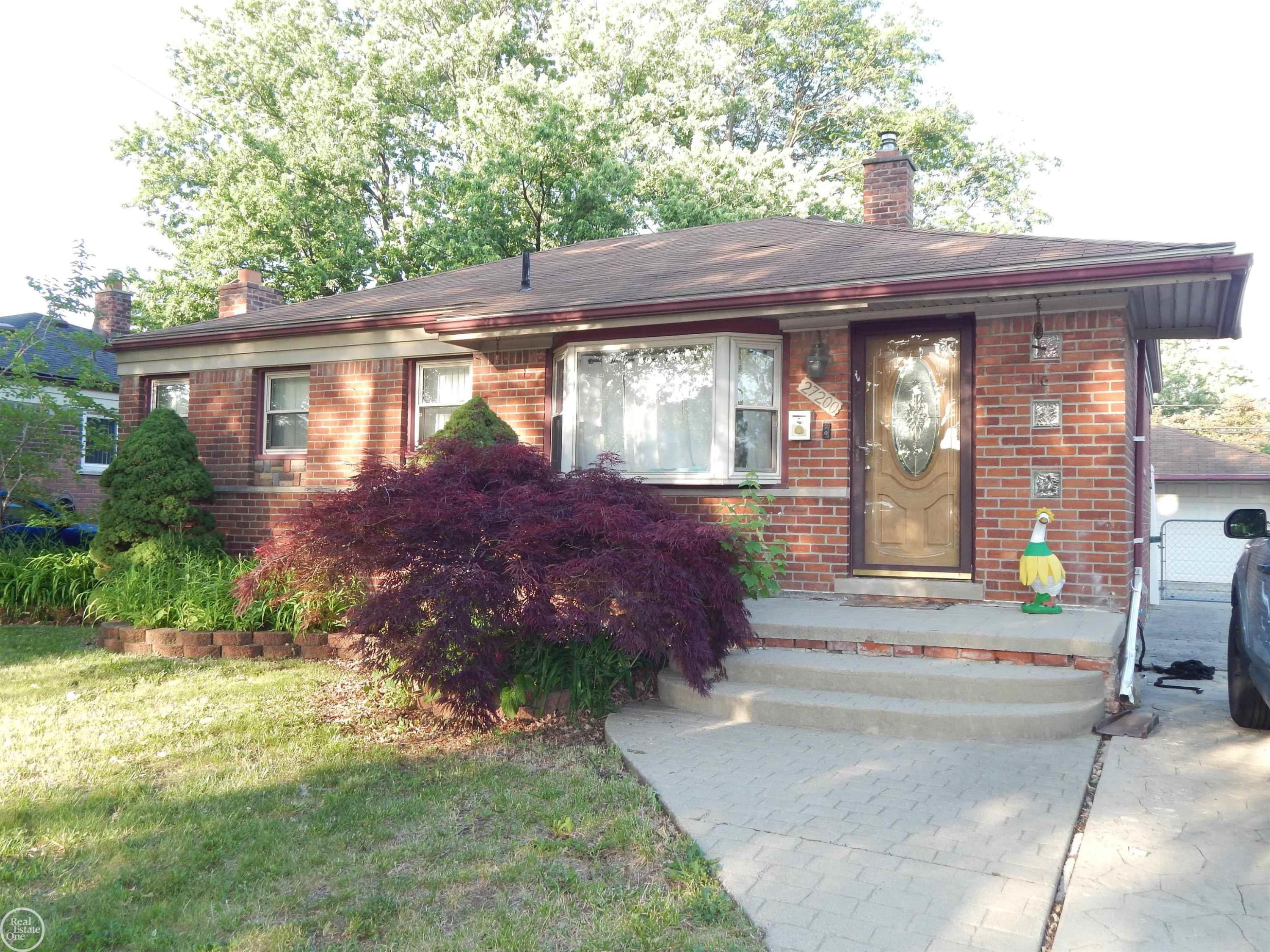 27200 Larchmont Street, Saint Clair Shores, MI 48081