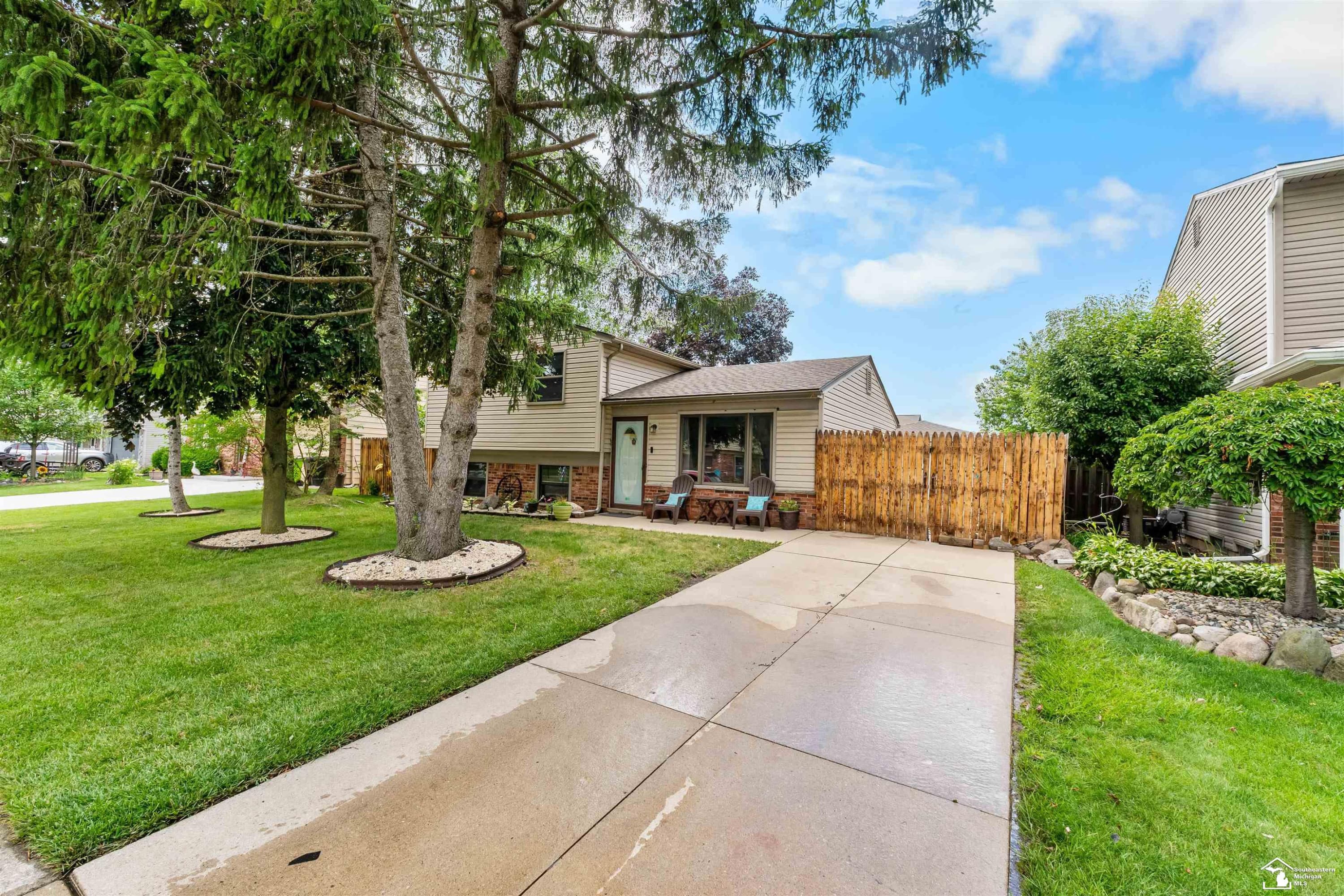 30374 Torry Avenue, Flat Rock, MI 48134