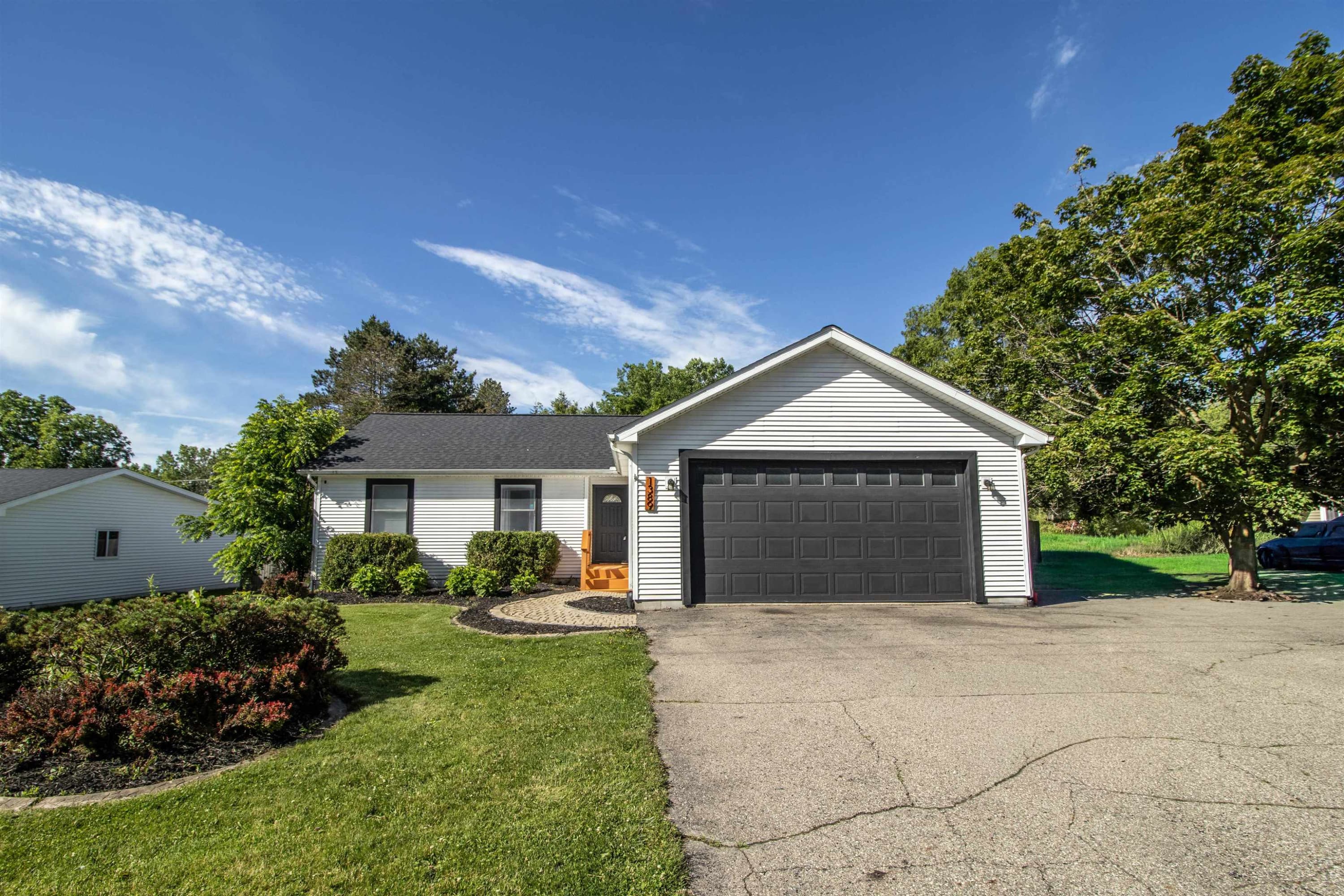 1389 N Long Lake Road, Fenton, MI 48430