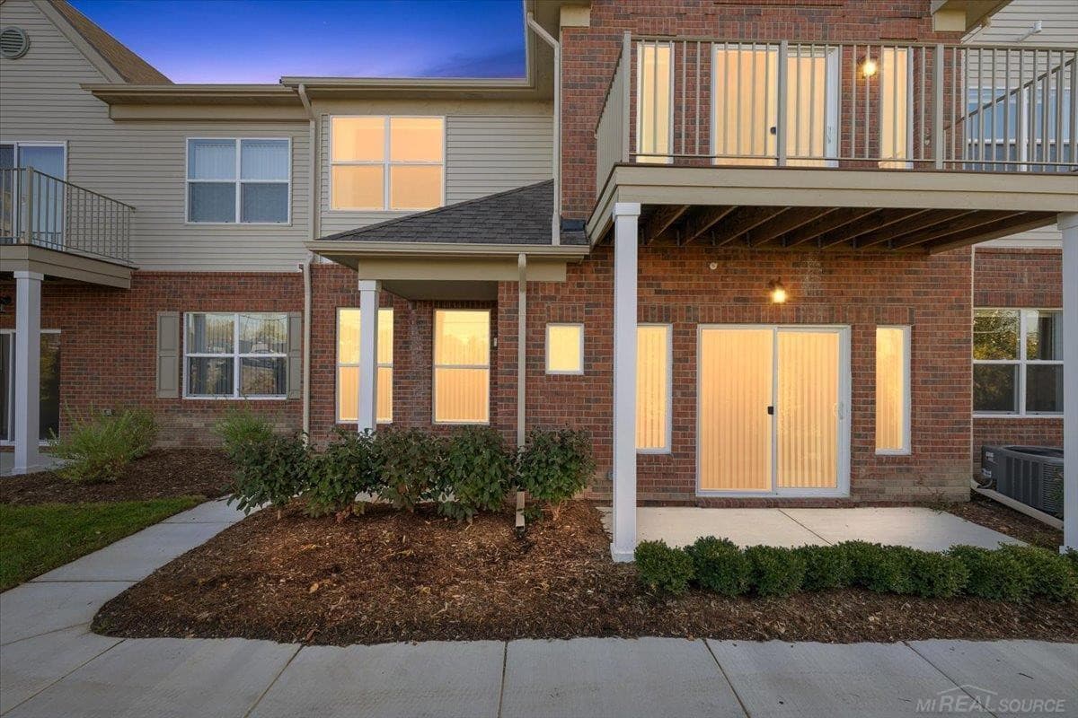 8280 Heywood Circle, Unit 2, Sterling Heights, MI 48312