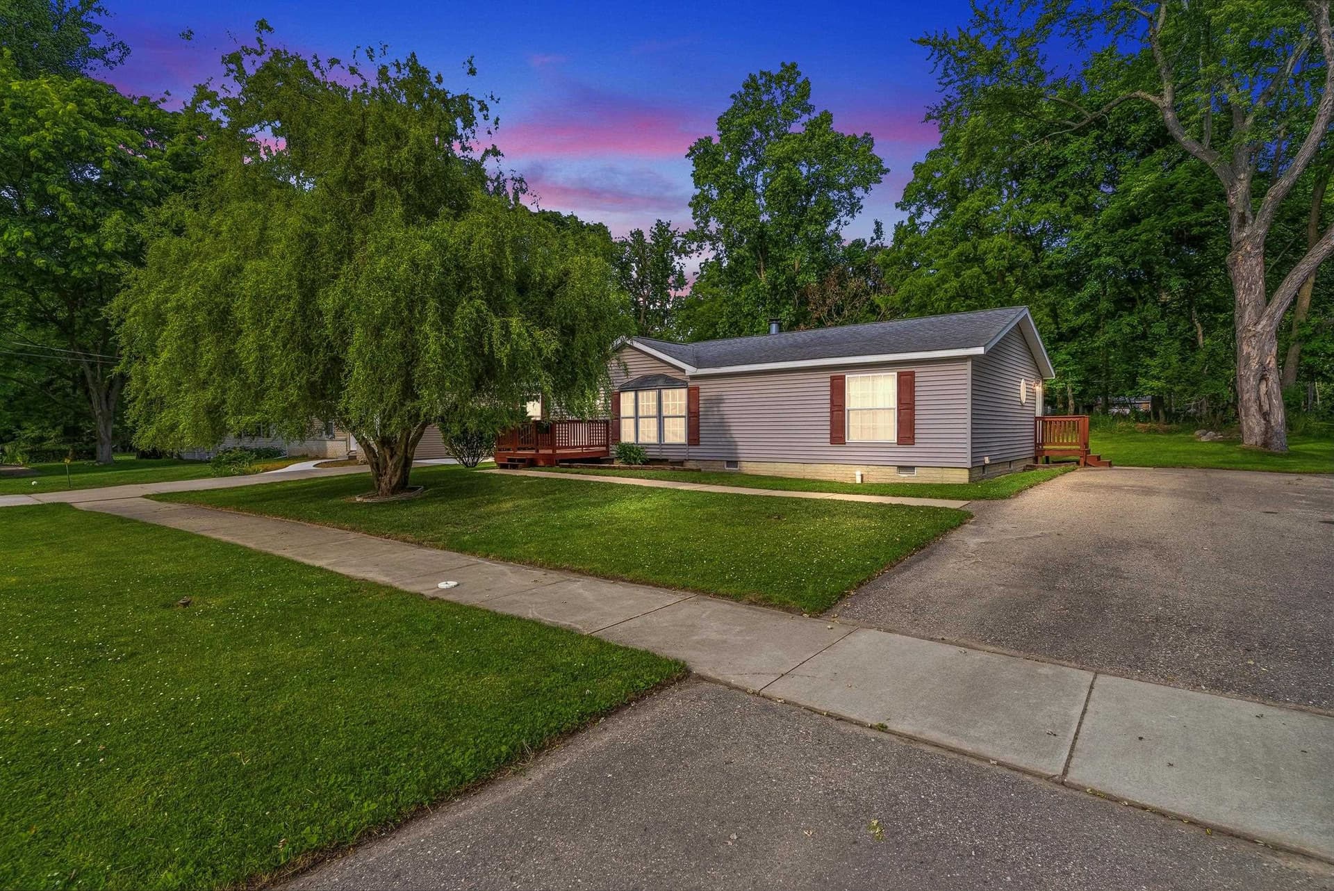 880 N East Street, Fenton, MI 48430