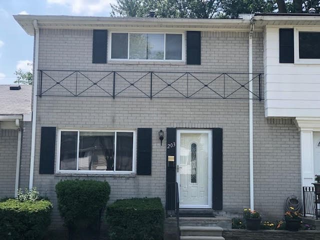 203 N Christine Circle, Mount Clemens, MI 48043