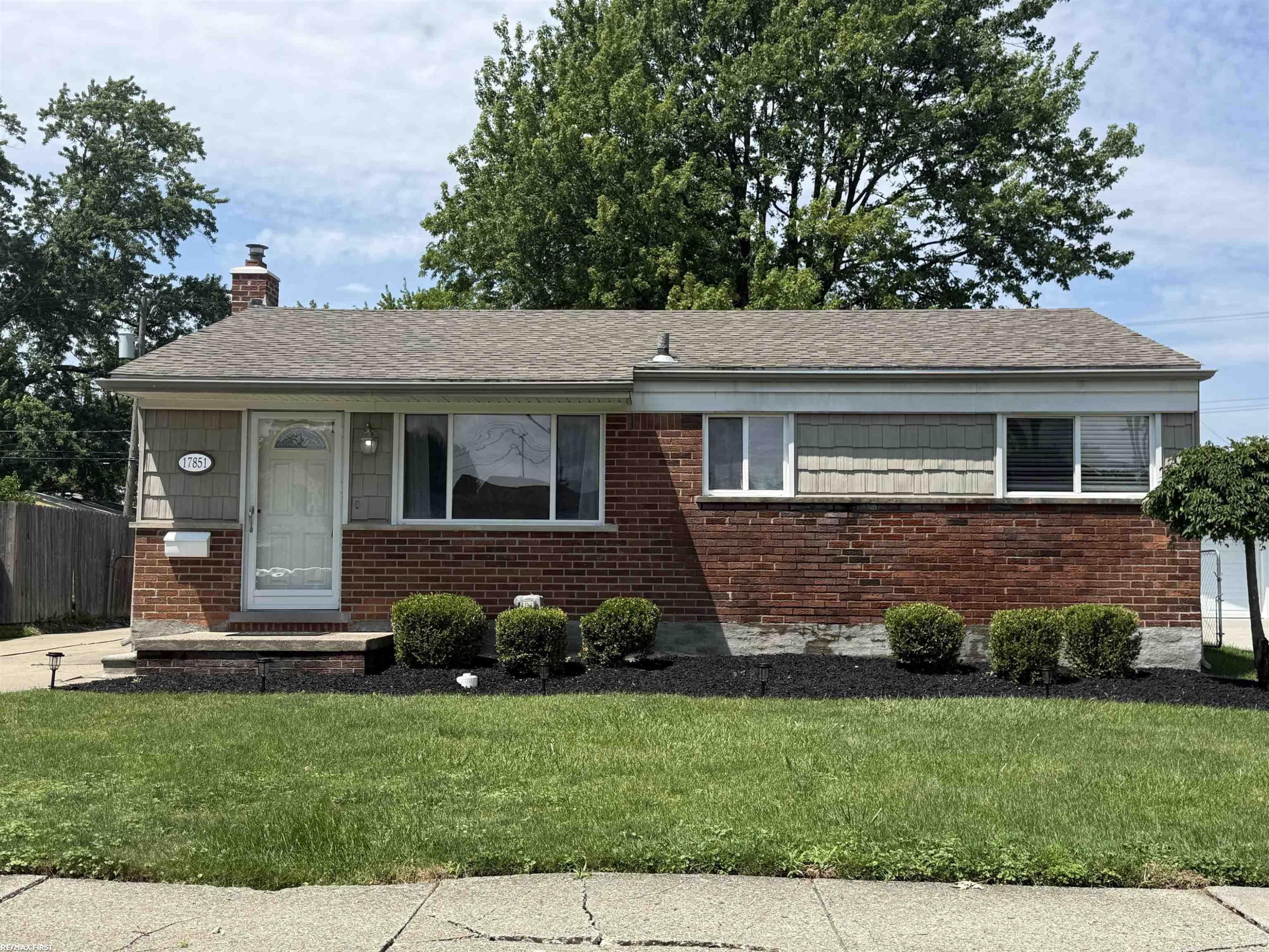 17851 Rainbow Street, Fraser, MI 48026