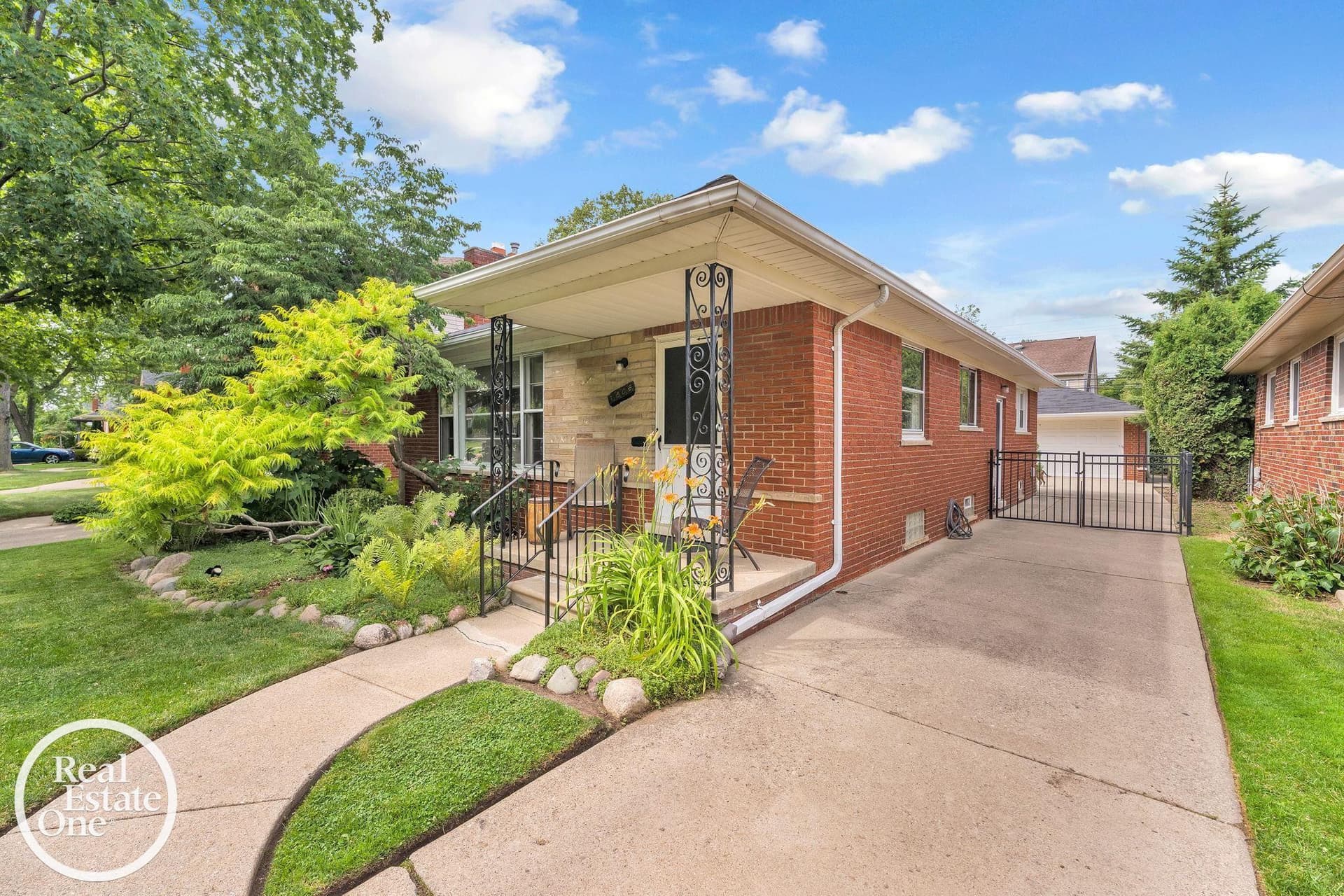 1806 Newcastle Road, Grosse Pointe Woods, MI 48236