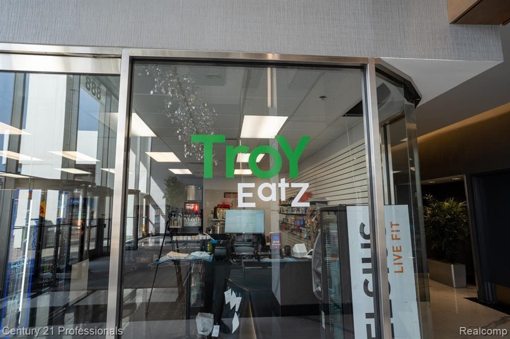 888 W Big Beaver - Troy Eatz Road, Troy, MI 48084