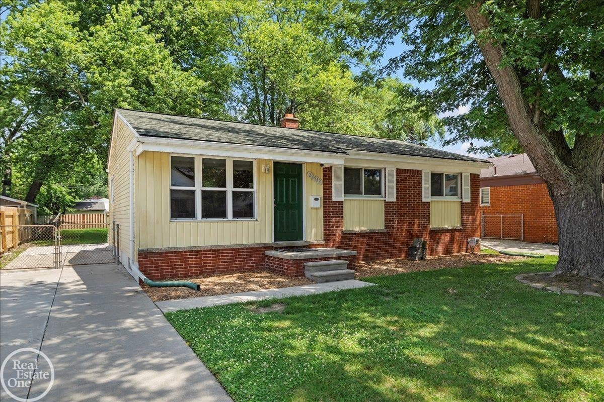 22513 Avon Street, Saint Clair Shores, MI 48082