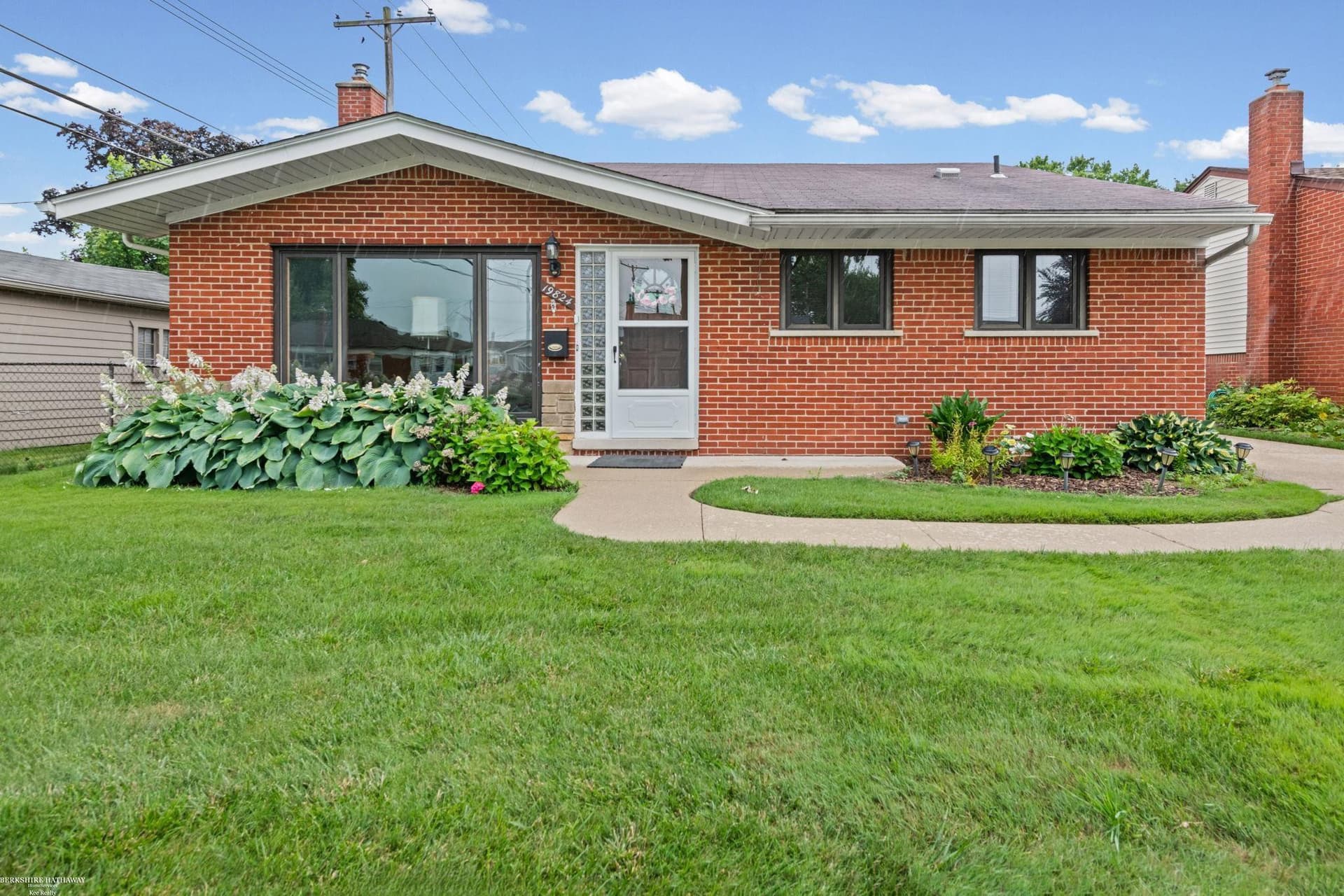 19824 Sussex Street, Saint Clair Shores, MI 48081