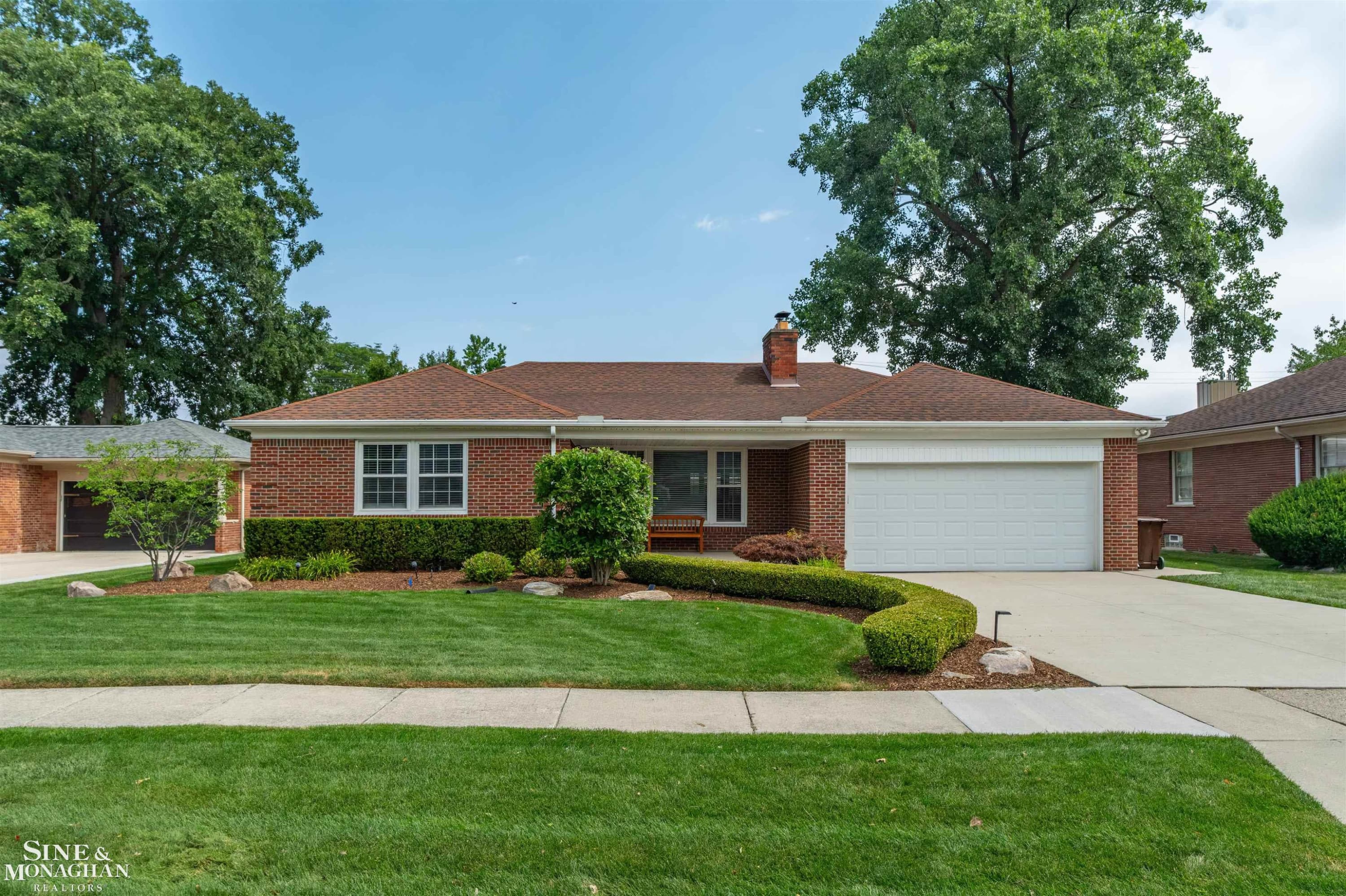 816 Hidden Lane, Grosse Pointe Woods, MI 48236