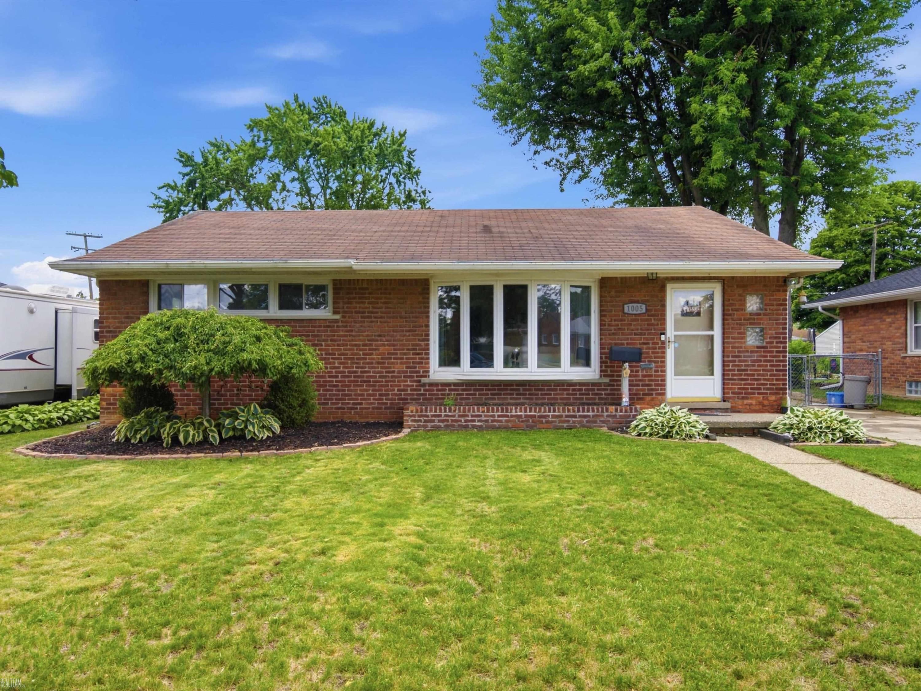 1005 N Esplanade Street, Mount Clemens, MI 48043