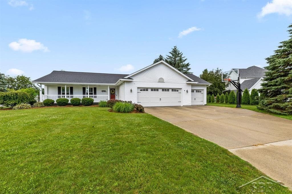 11169 Moorfield Drive, Freeland, MI 48623