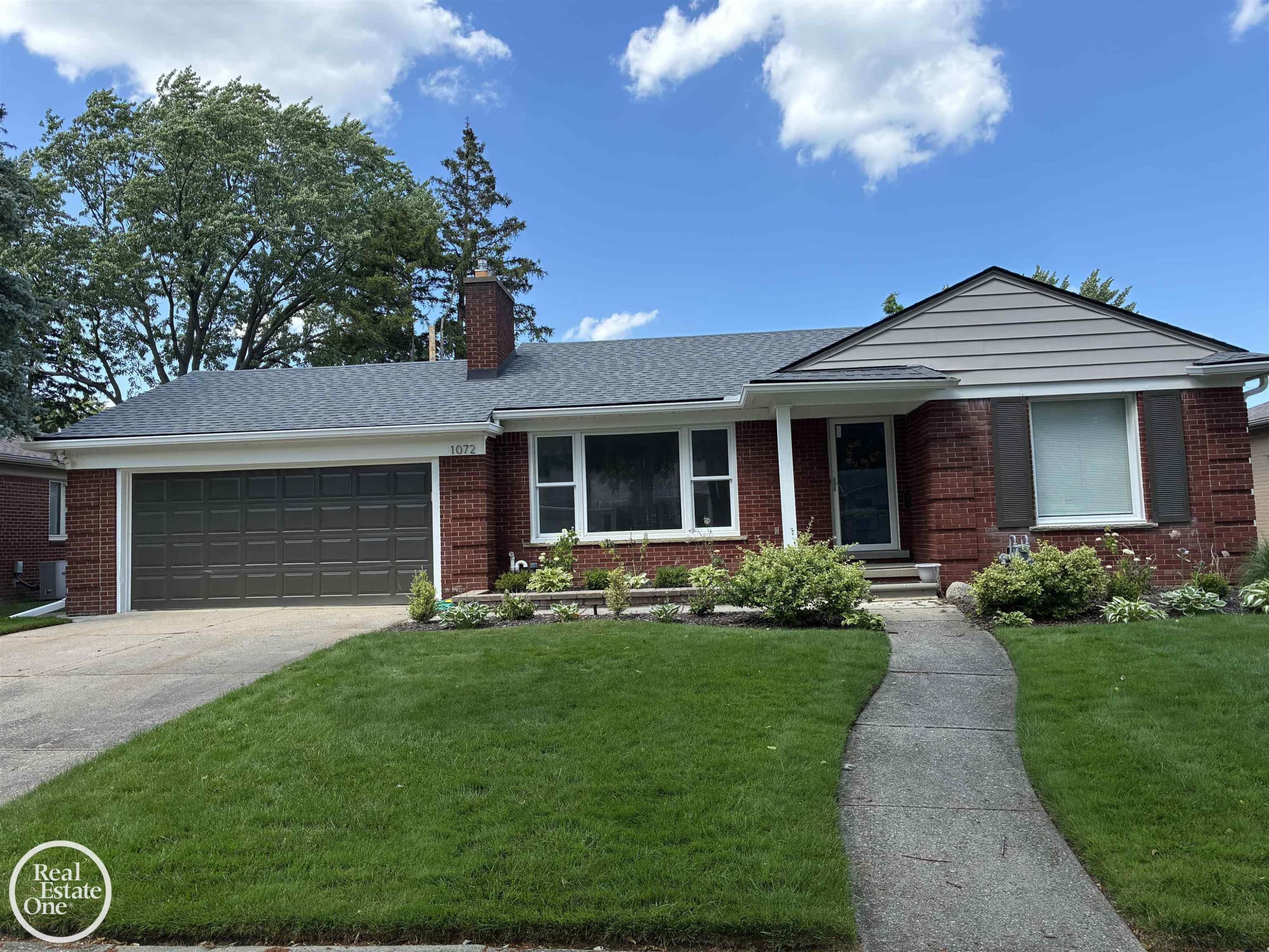 1072 S Brys Drive, Grosse Pointe Woods, MI 48236
