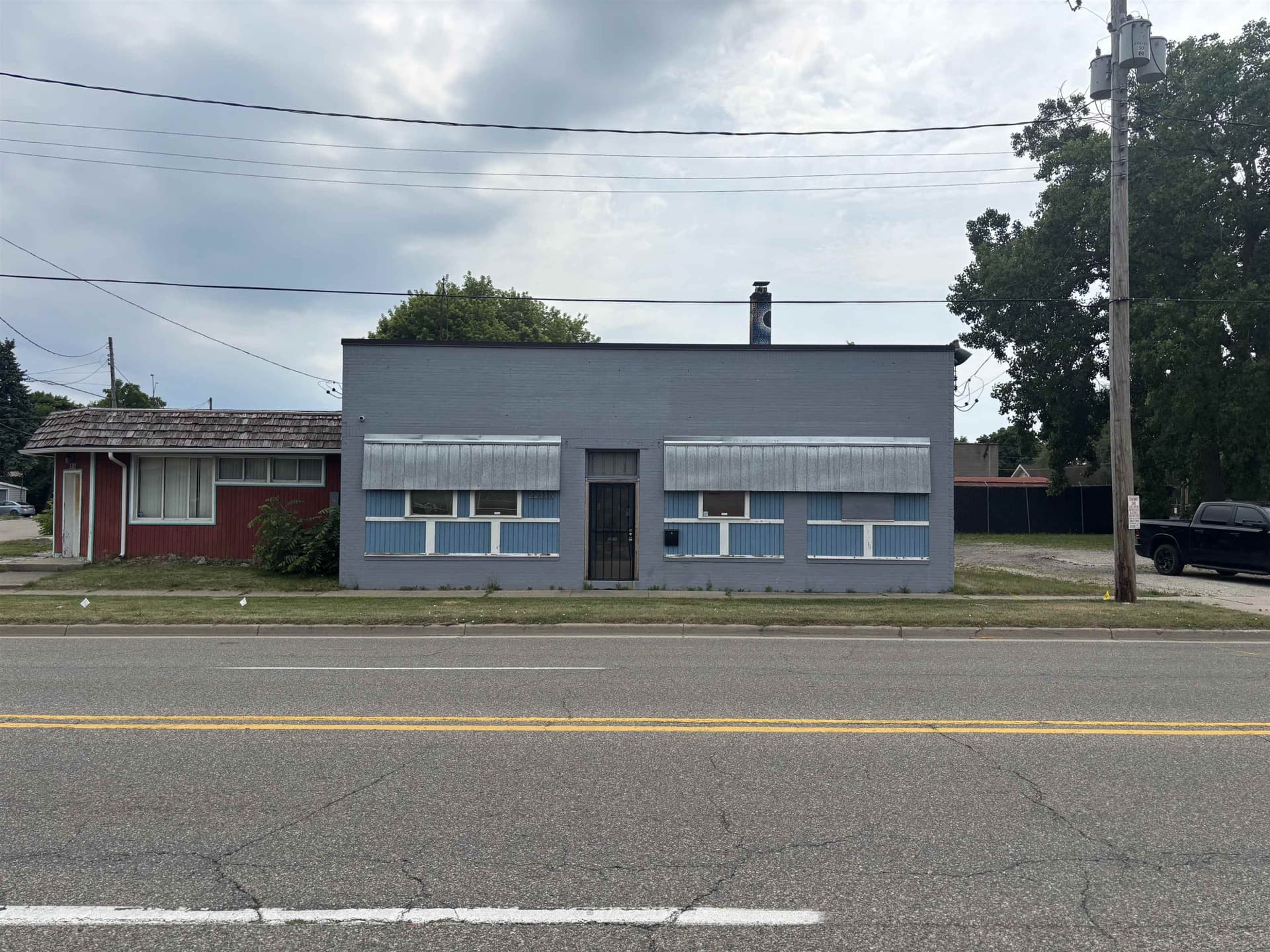 2211 S Saginaw Street, Flint, MI 48503
