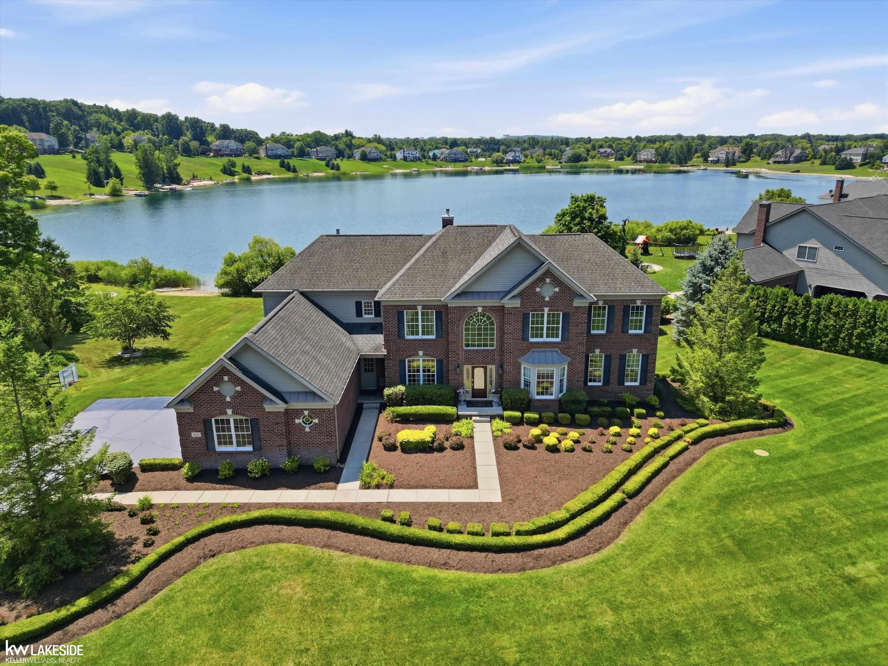 1622 Hunters Lake Drive, Milford, MI 48380