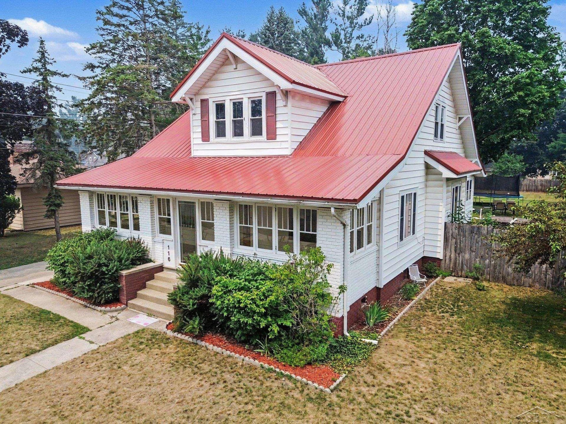 116 W Wheaton Avenue, Clare, MI 48618