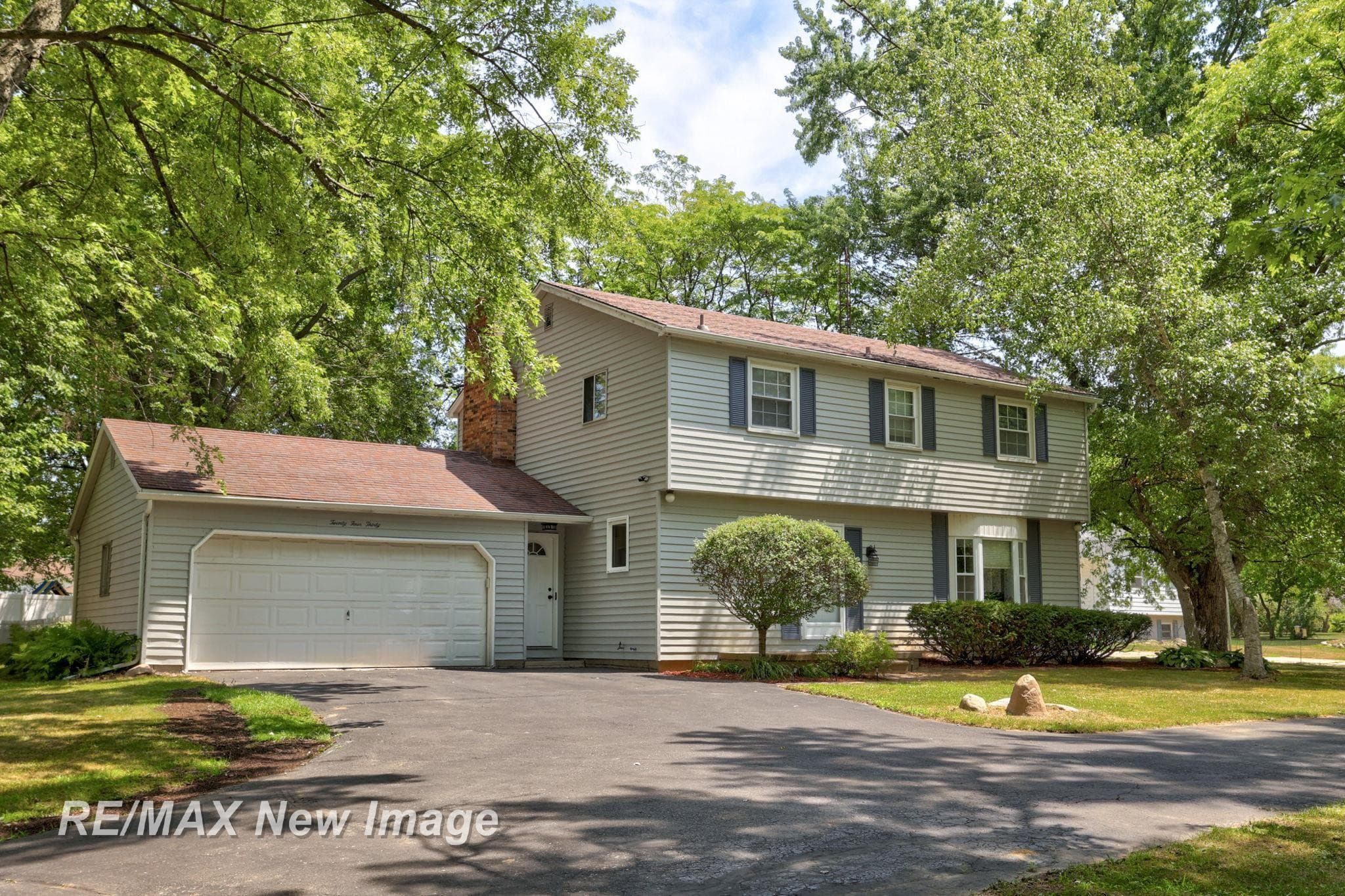 2430 Fair Ln Lane, Burton, MI 48509