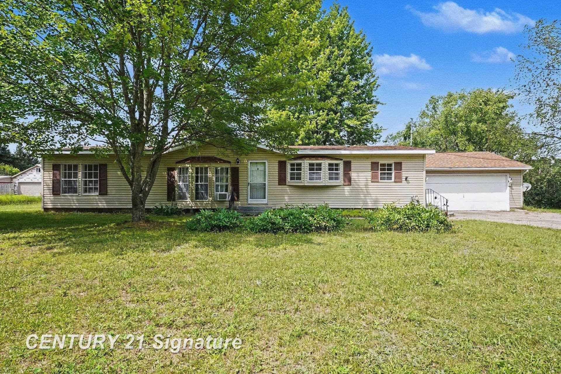 6880 W Emery Road, Houghton Lake, MI 48629