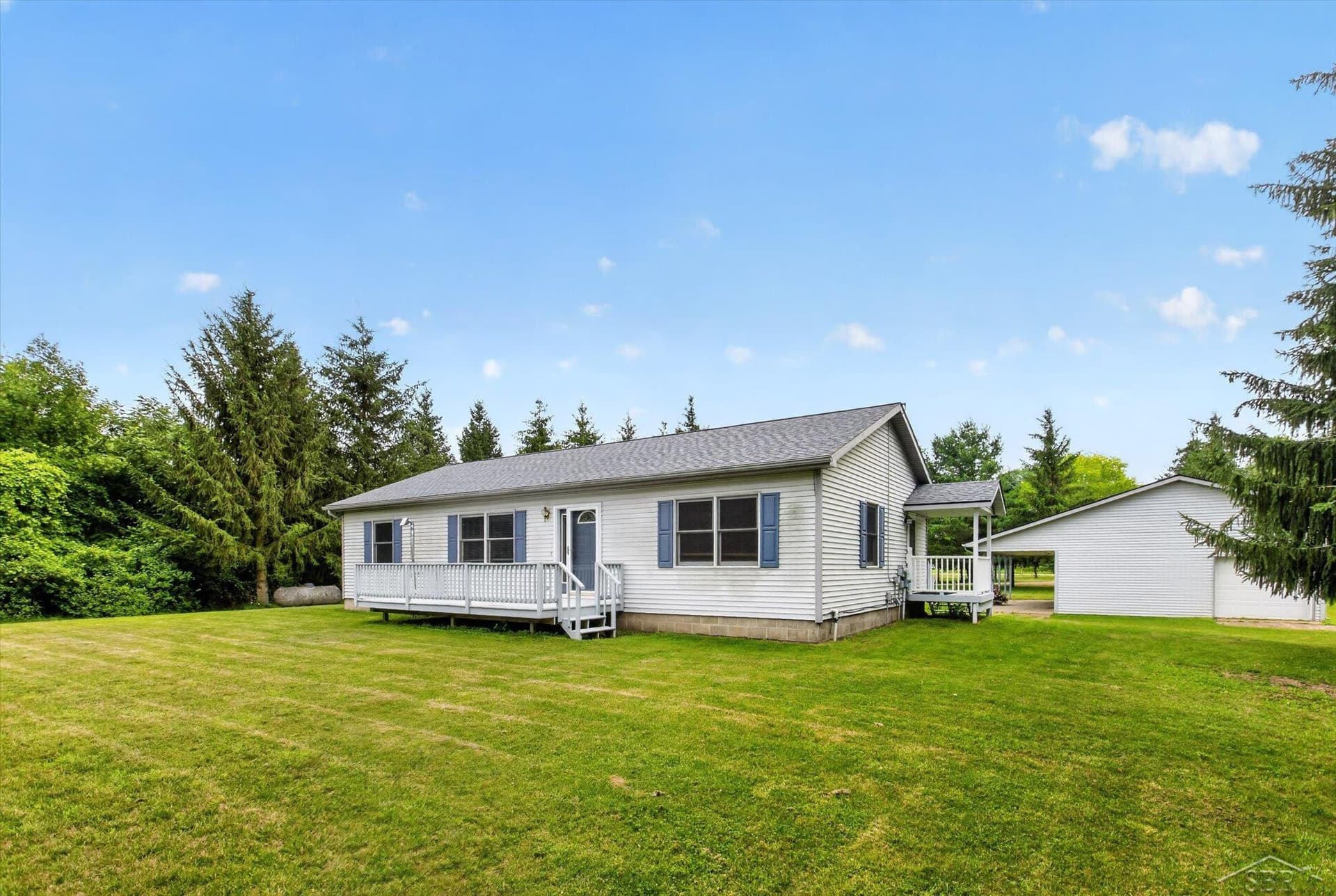9280 N Lakeshore Road, Port Austin, MI 48467