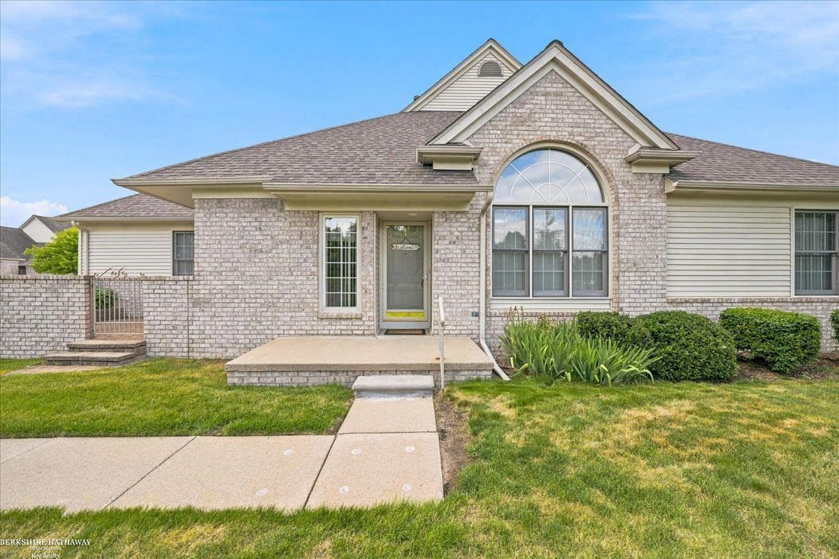 13300 Wyndemere Circle, Sterling Heights, MI 48313