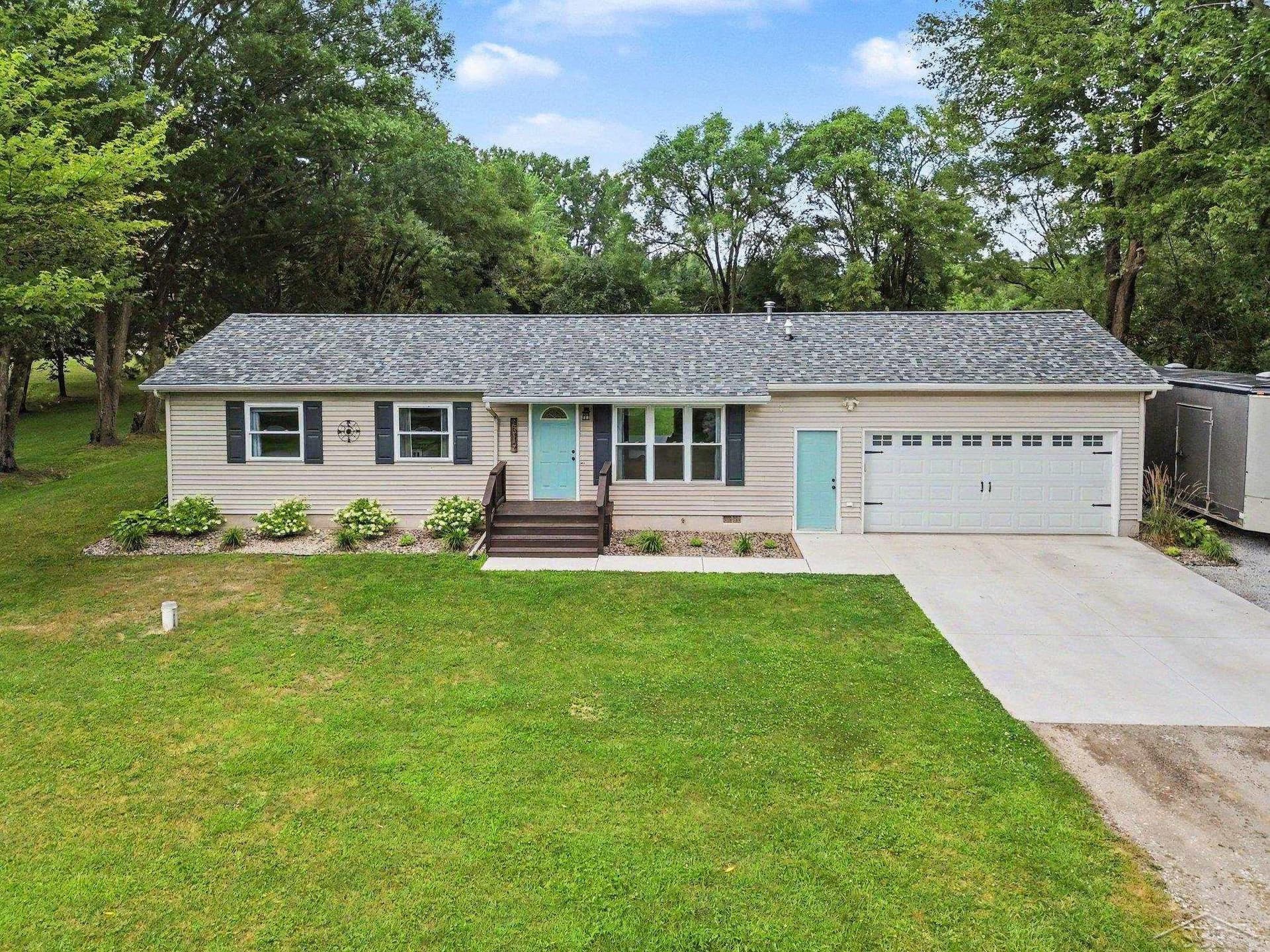2319 E Freeland Road, Freeland, MI 48623