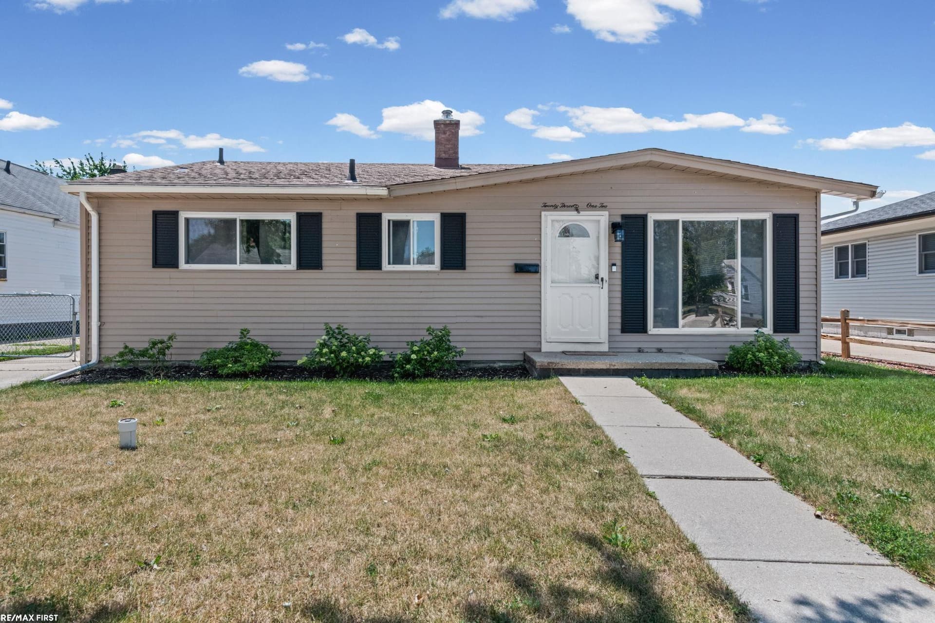 23112 Detour Street, Saint Clair Shores, MI 48082