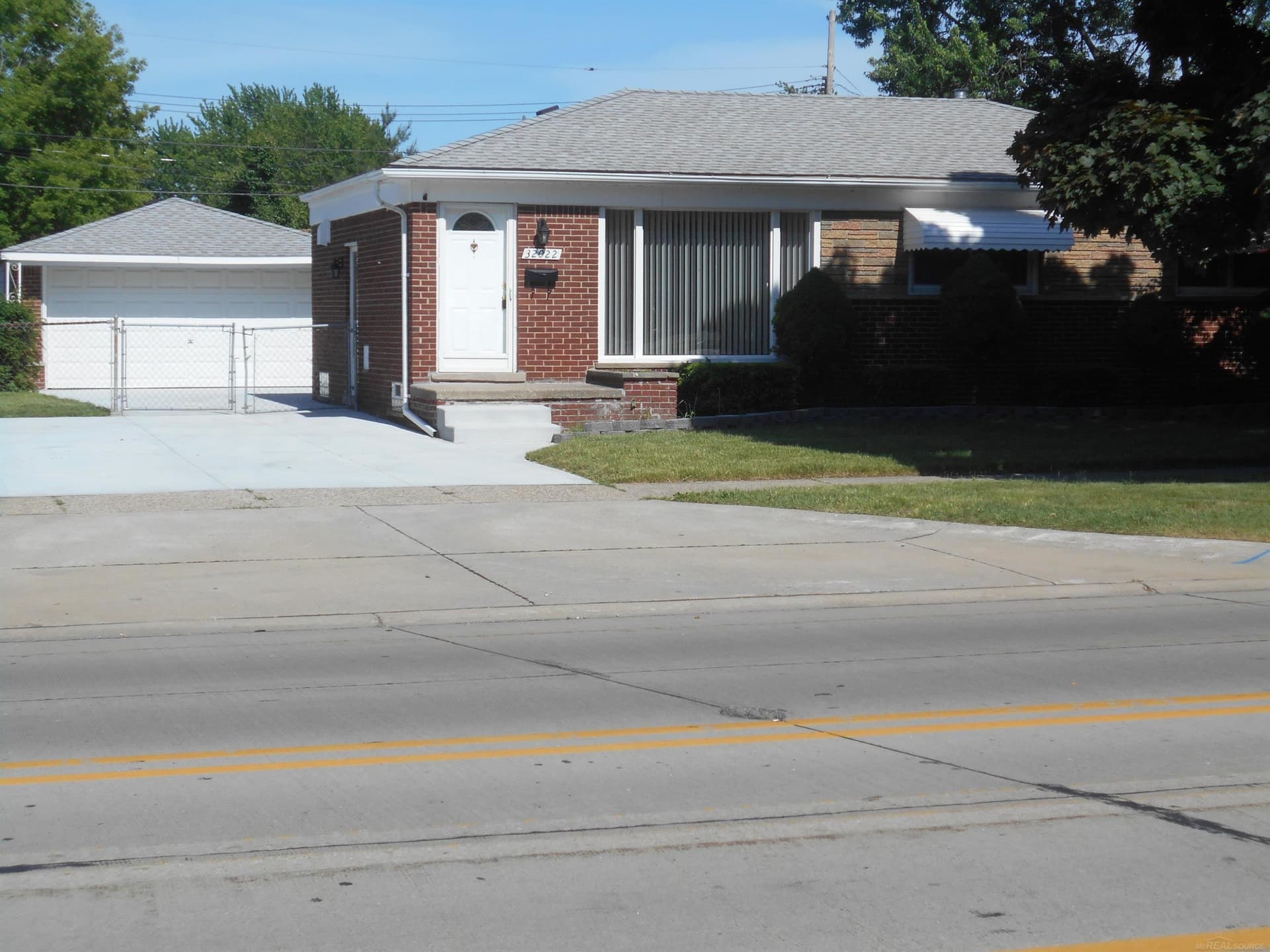 32022 Kelly Road, Roseville, MI 48066