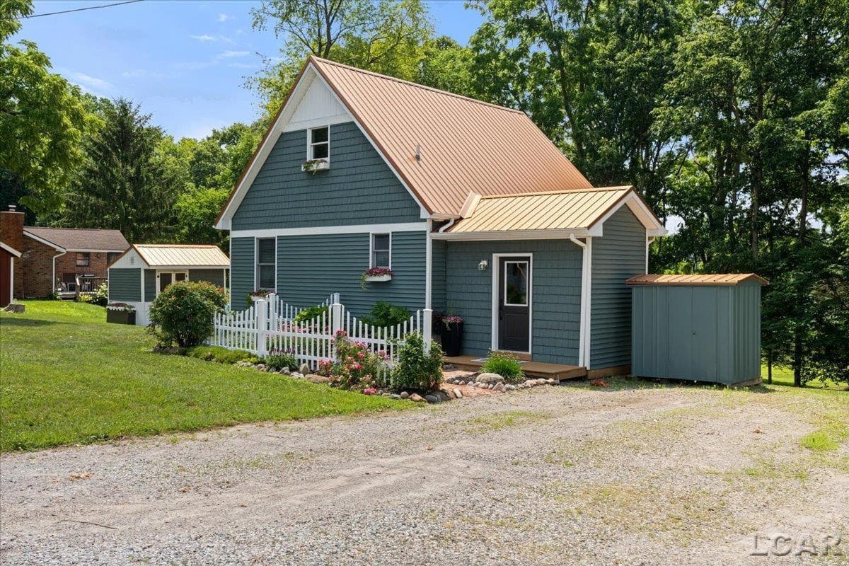 2041 Lakeview Drive, Brooklyn, MI 49230