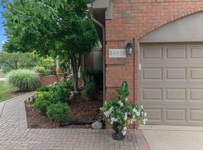54920 Hennington Court, Shelby Twp, MI 48316