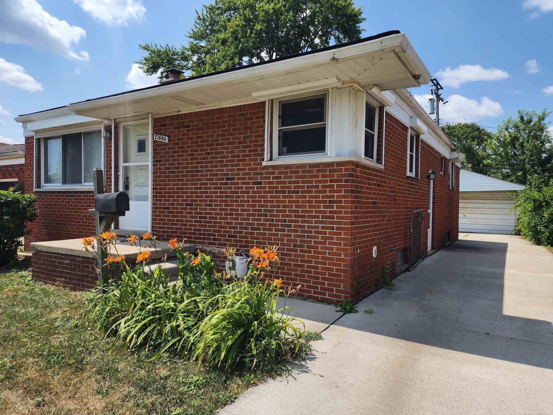 27605 Grant Street, Saint Clair Shores, MI 48081