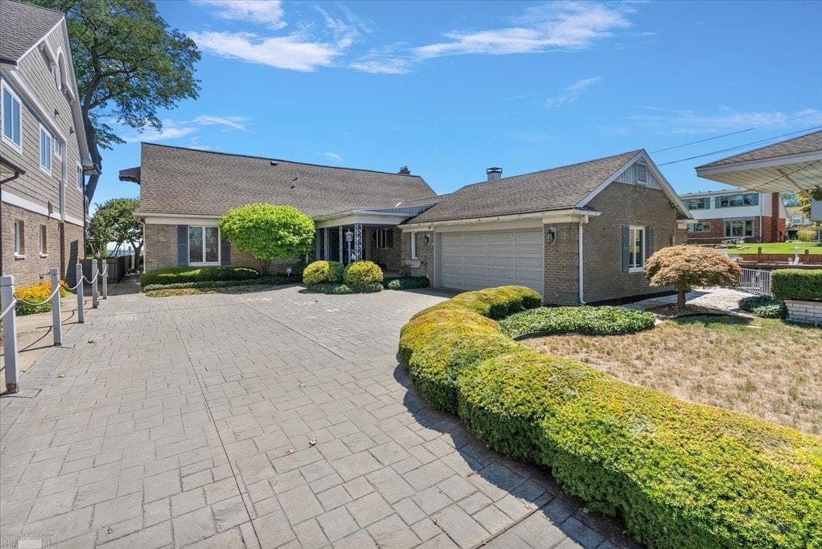 27210 Lane Street, Saint Clair Shores, MI 48081