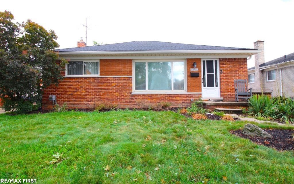 24914 Raven Avenue, Eastpointe, MI 48021