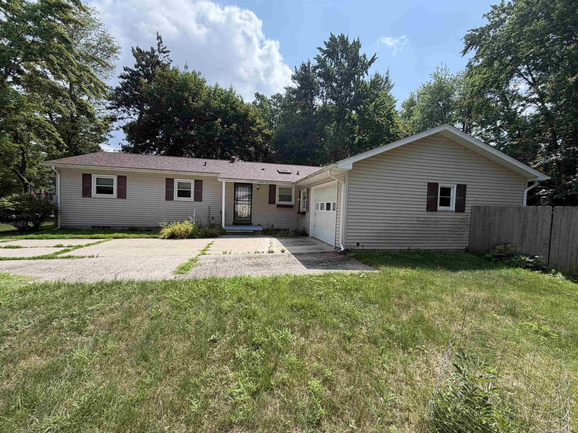 1413 Dilloway Drive, Midland, MI 48640
